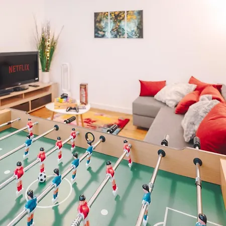 5 Min To Citycenter - House & Garden - Netflix, Playstation & Wifi *