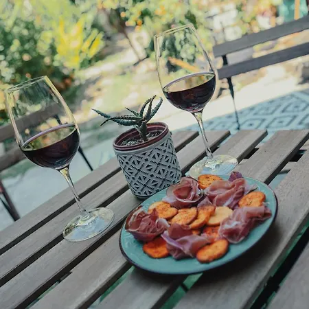 5 Min To Citycenter - House & Garden - Netflix, Playstation & Wifi *