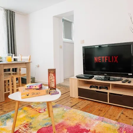 Apartment 5 Min To Citycenter - House & Garden - Netflix, Playstation & Wifi