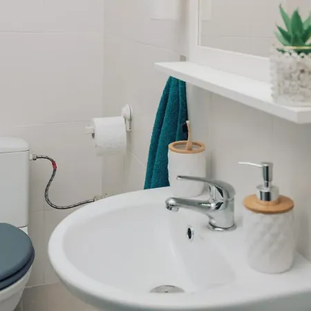5 Min To Citycenter - House & Garden - Netflix, Playstation & Wifi * Sofía
